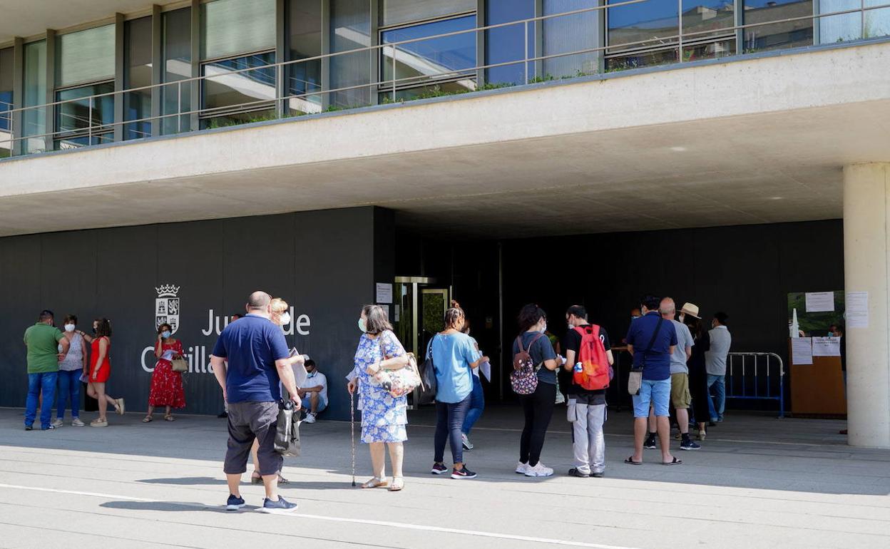 Personas haciendo cola para ser atendidas en el edificio de la Junta en Salamanca