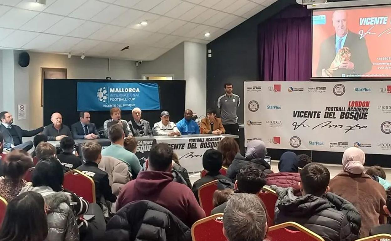 Vicente del Bosque, durante la rueda de prensa de su campus en Londres. 