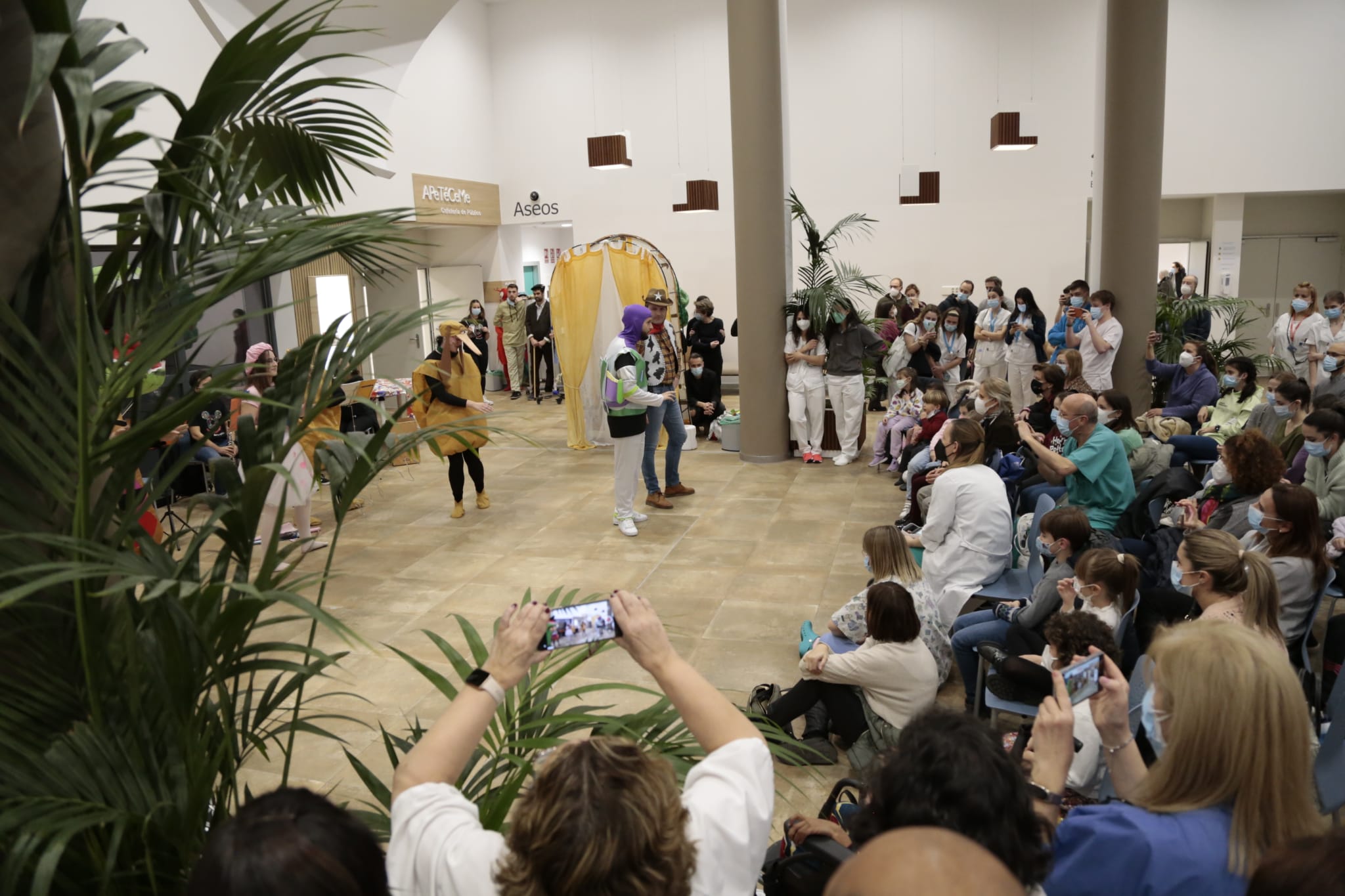 Fotos: Espectáculo musical en el hospital de Salamanca para los niños enfermos 