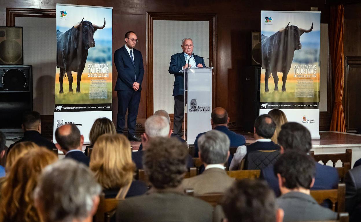El consejero de Cultura, Turismo y Deporte, Gonzalo Santonja, inaugura en Ciudad Rodrigo (Salamanca) las XXV Jornadas Taurinas de Castilla y León.