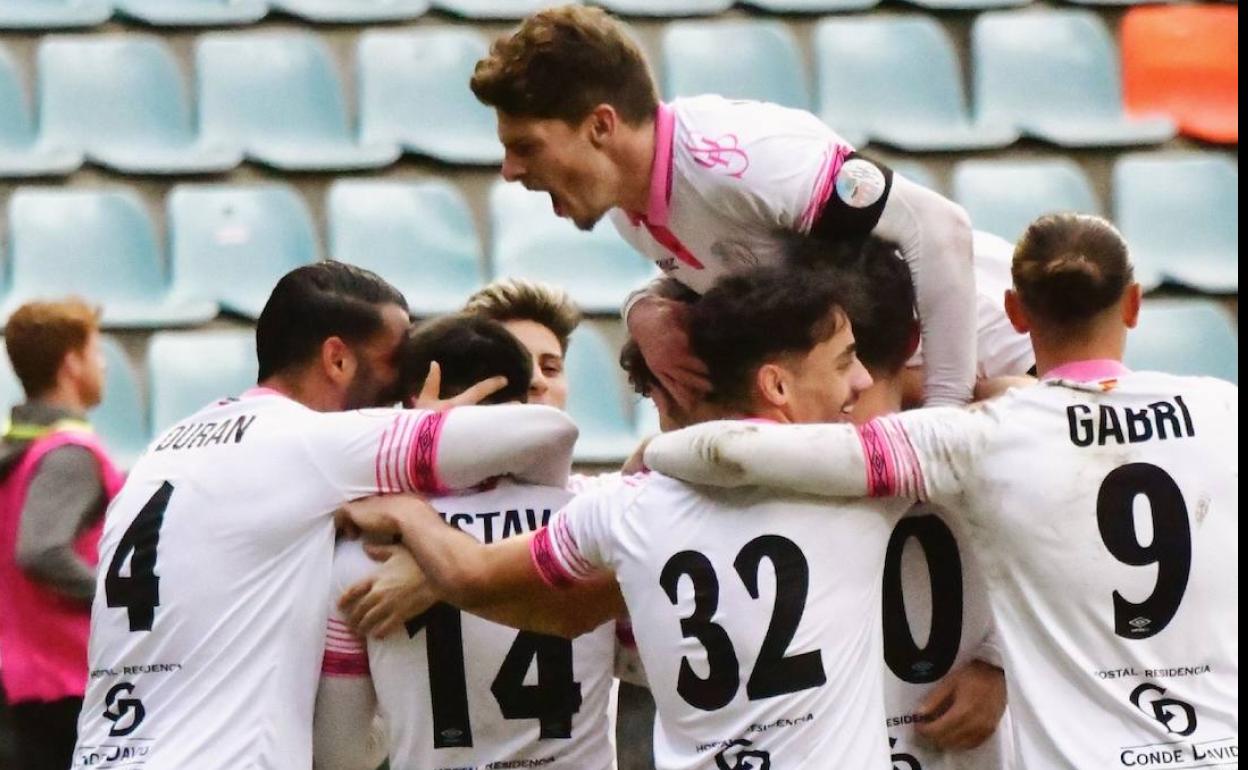 Los jugadores del Salamanca UDS celebrando un gol contra La Virgen del Camino.