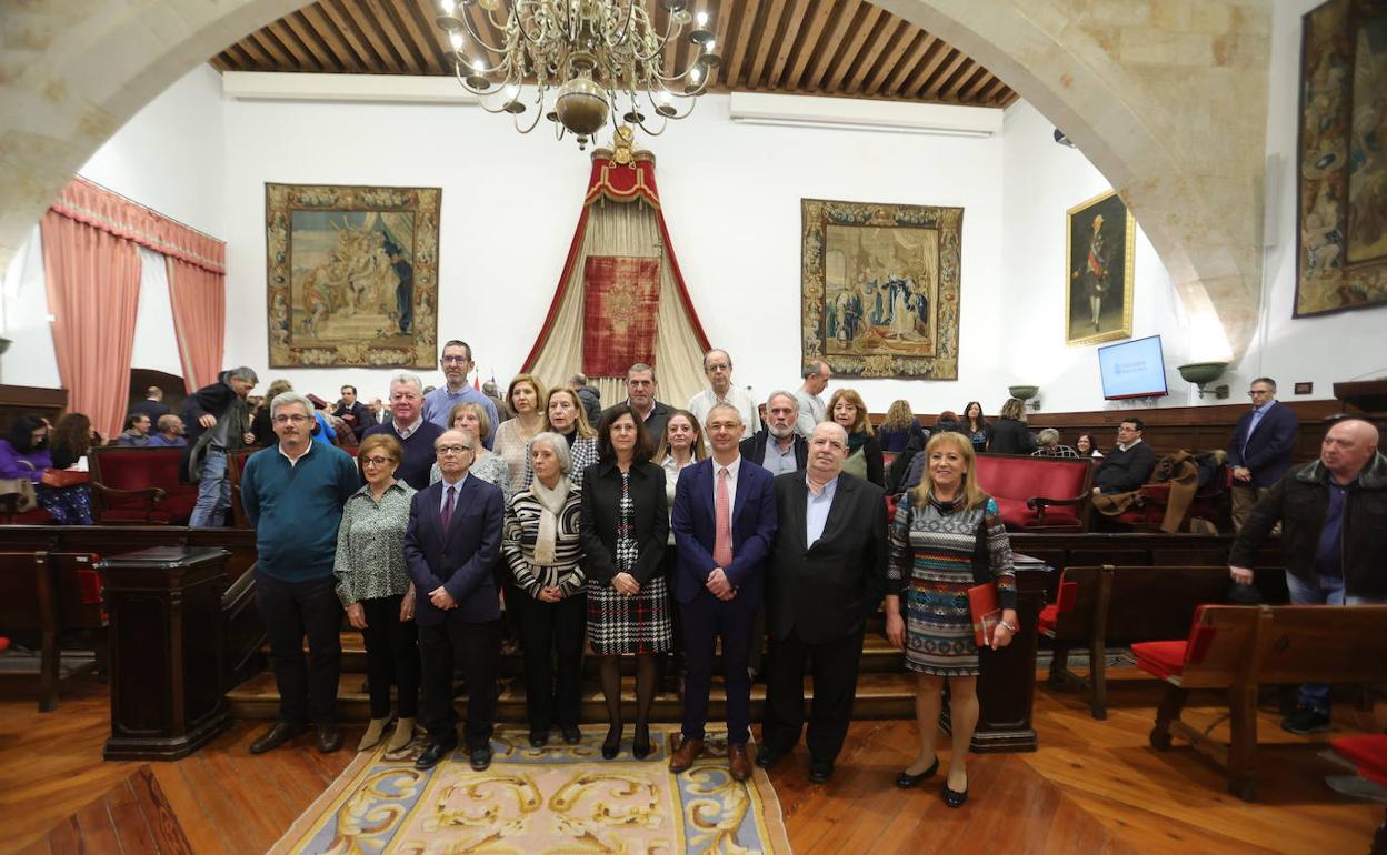 Foto de familia con los homenajeados y los premiados en la USAL. 