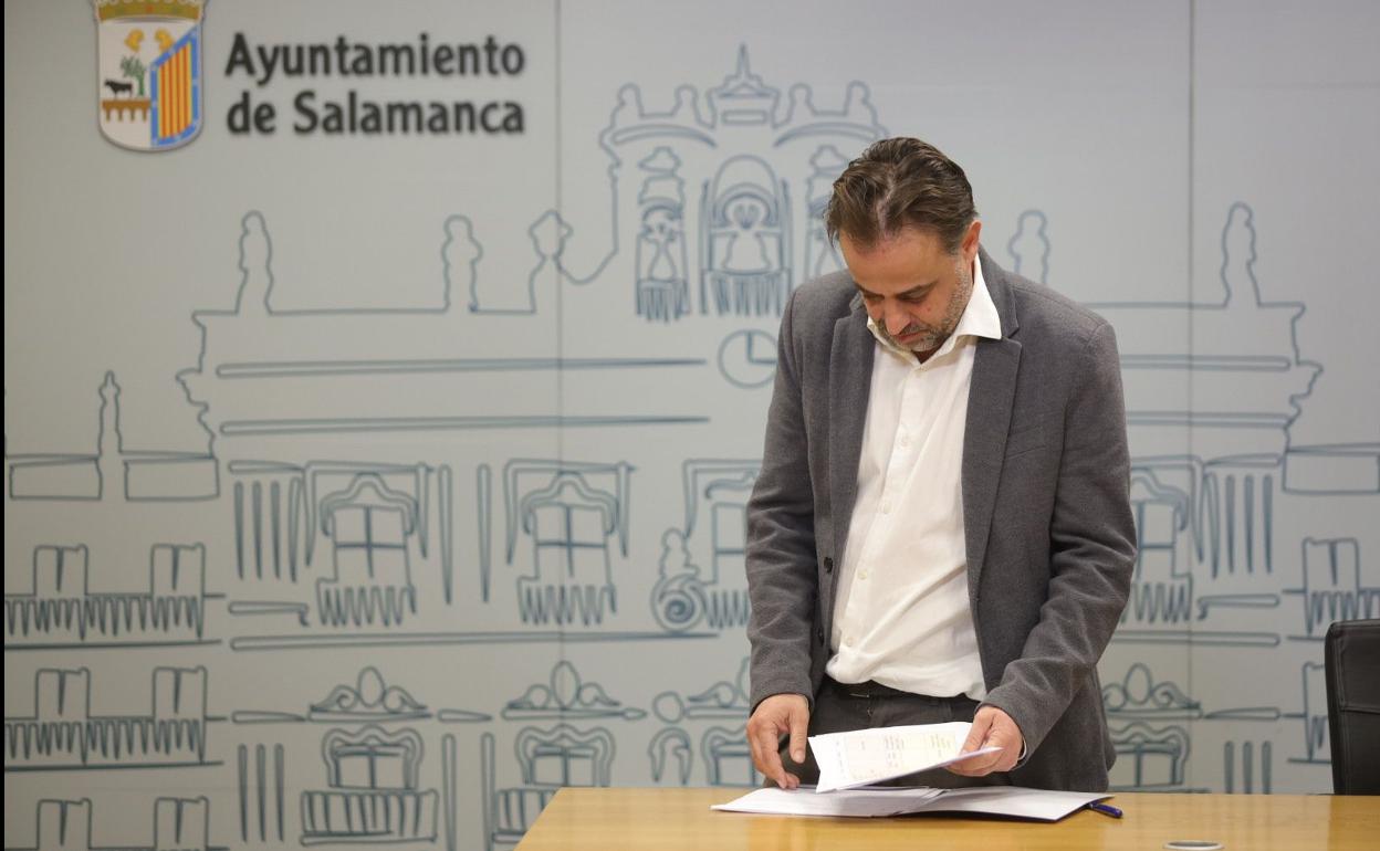 Fernando Castaño revisa al documentación con la información sobre el congreso antes de la rueda de prensa.