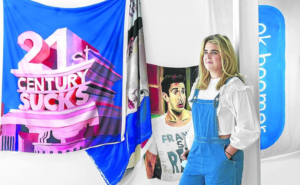 Gala Knörr, con alguna de sus obras. 