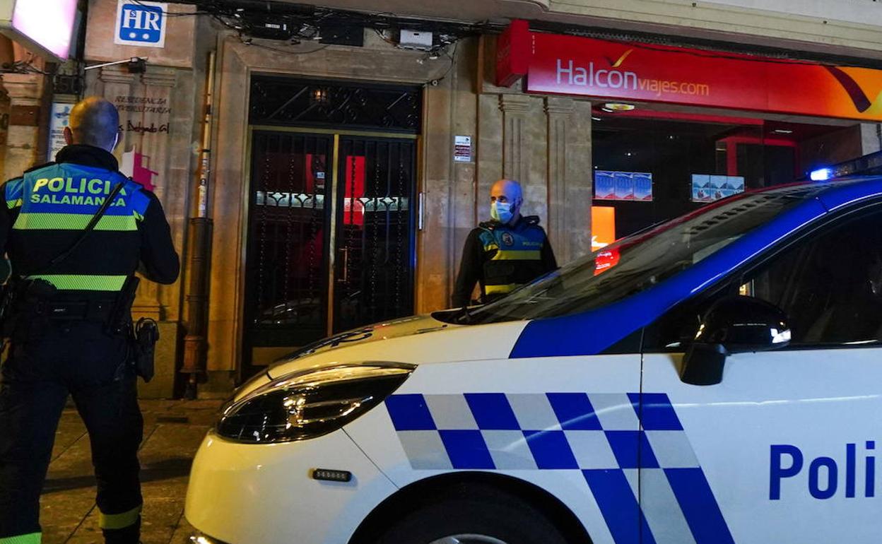 Denunciado tras lanzar una litrona de cerveza por la ventana y casi dar a dos personas en la cabeza