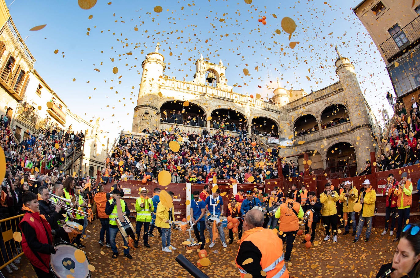 Imagen principal - Un multitudinario &#039;Campanazo&#039; abre el Carnaval del Toro de Ciudad Rodrigo