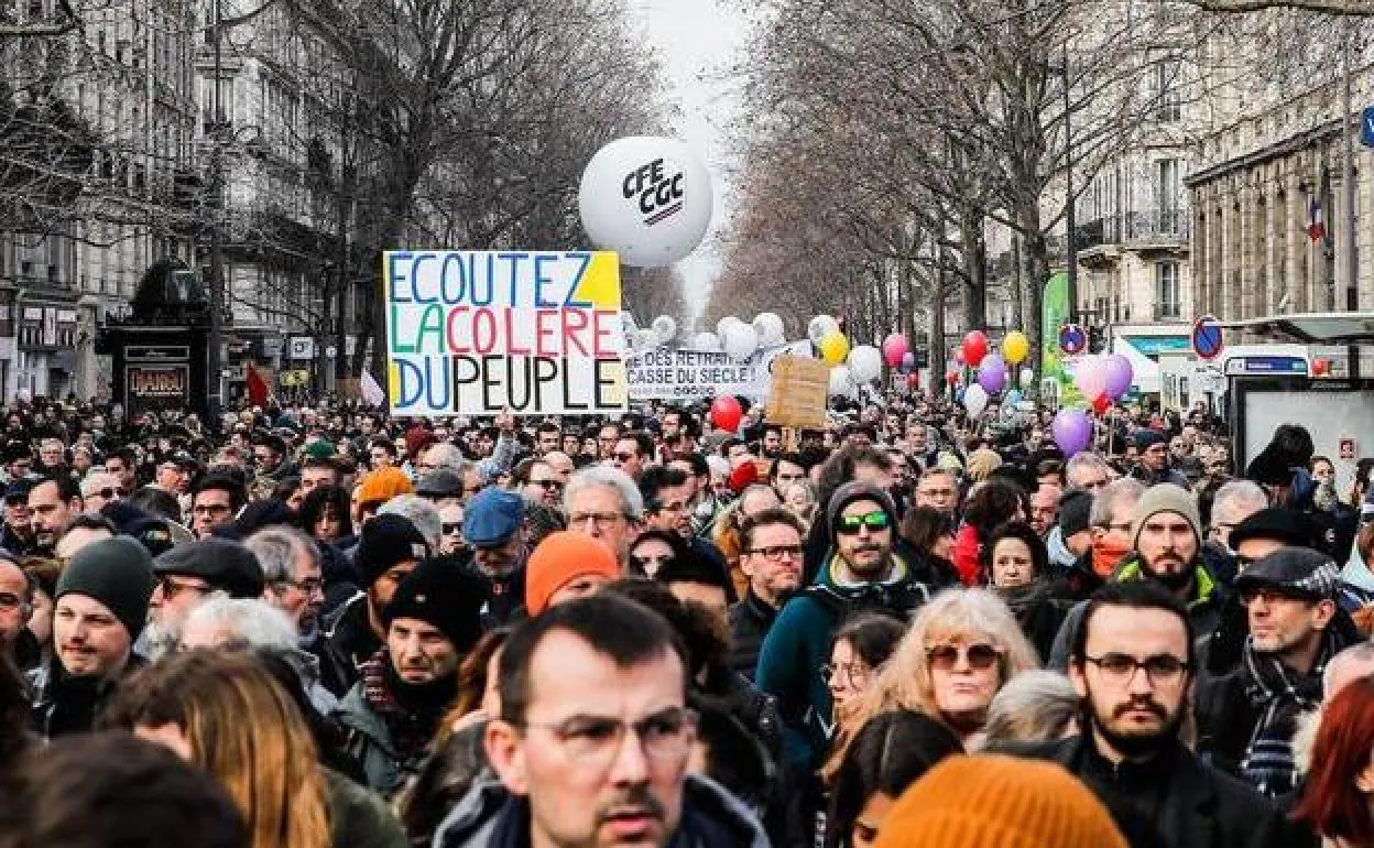 Imagen de una manifestación en contra de la reforma de las pensiones en París.