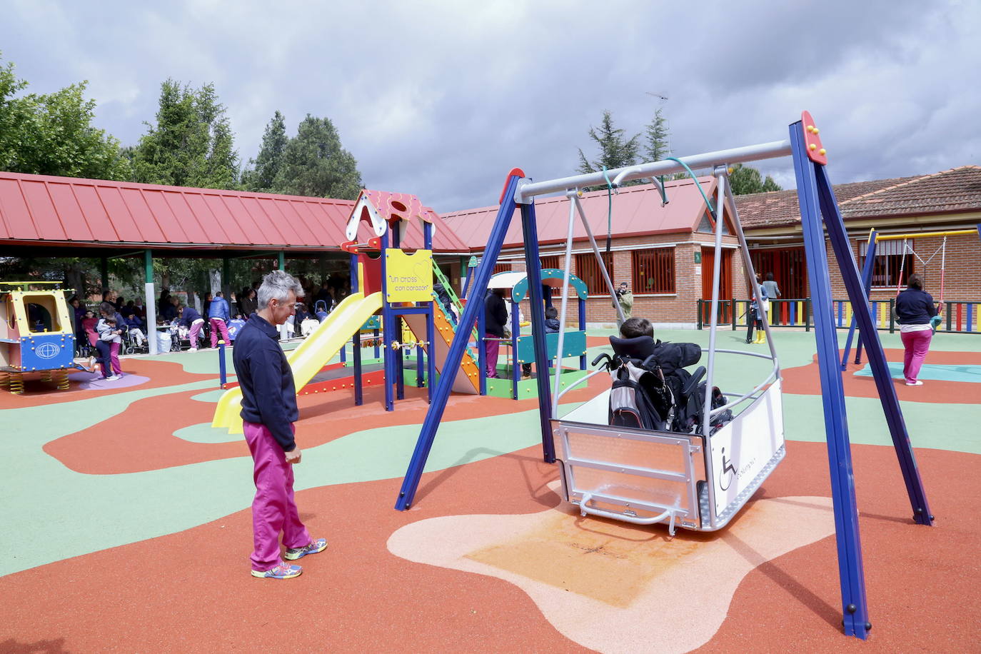 La accesibilidad gana terreno en los parques con juegos adaptados para personas con discapacidad