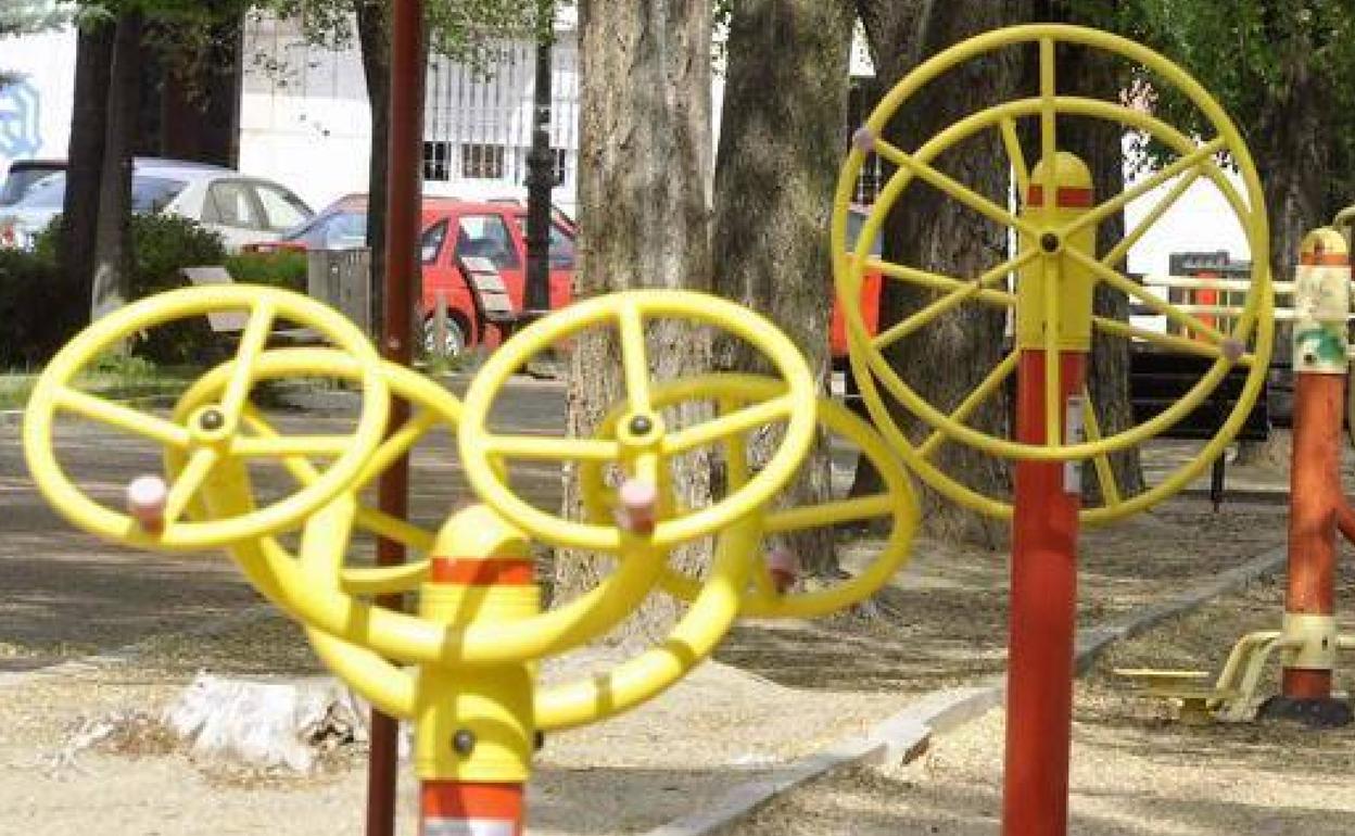 Imagen de archivo de las máquinas de deporte de un parque. 