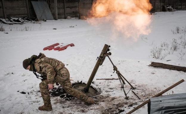 Un soldado ucraniano dispara contra los mercenarios desde una defensa de Bajmut
