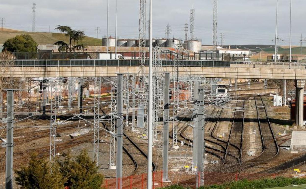 Vías del tren en los accesos a la estación de Salamanca.