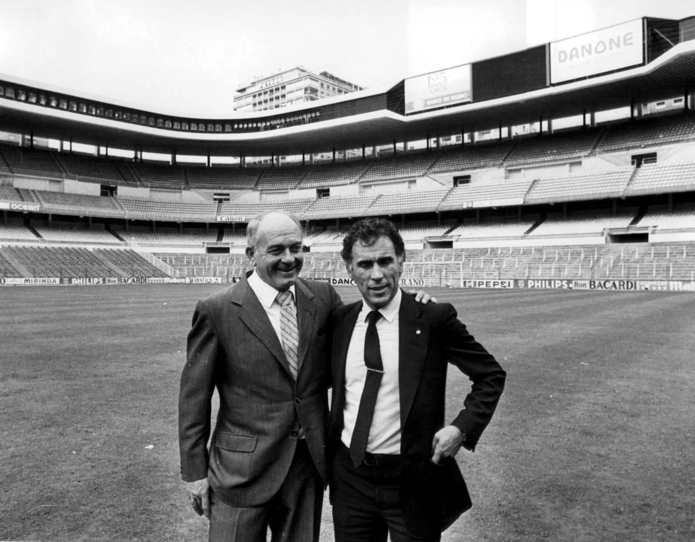 Alfredo Di Stefano y Mancio Amaro, ambos fueron presidentes de honor del Real Madrid, posan en los años 80 en el césped del Santiago Bernabéu.