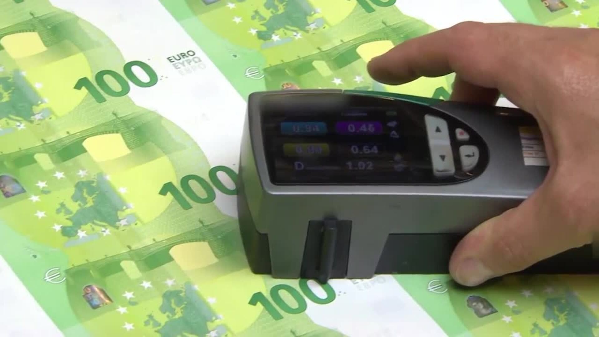 Gobierno aprueba becas próximo curso y presenta informe sobre impuestos a energéticas y banca