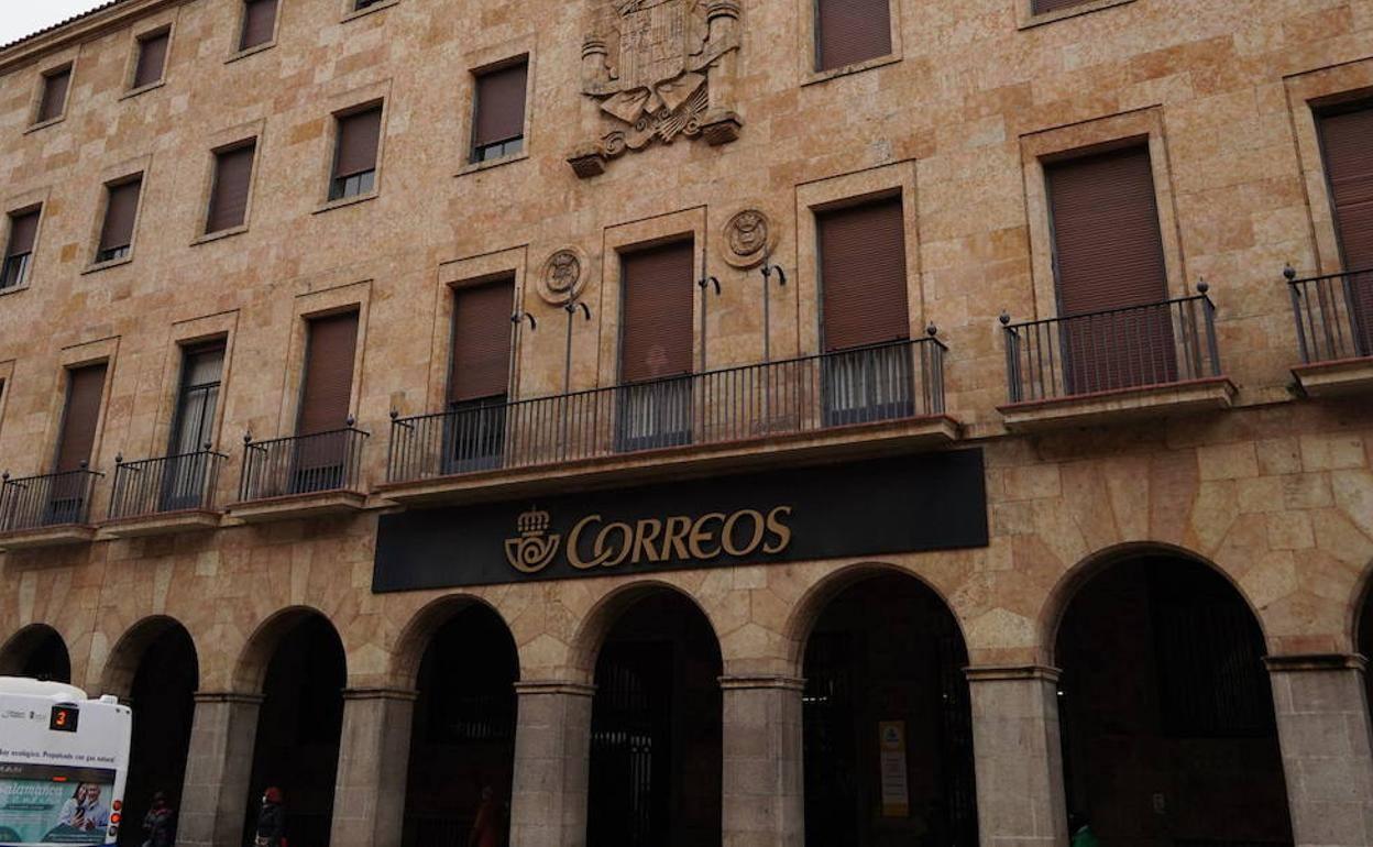 El escudo con el águila de San Juan en la sede de Correos. 