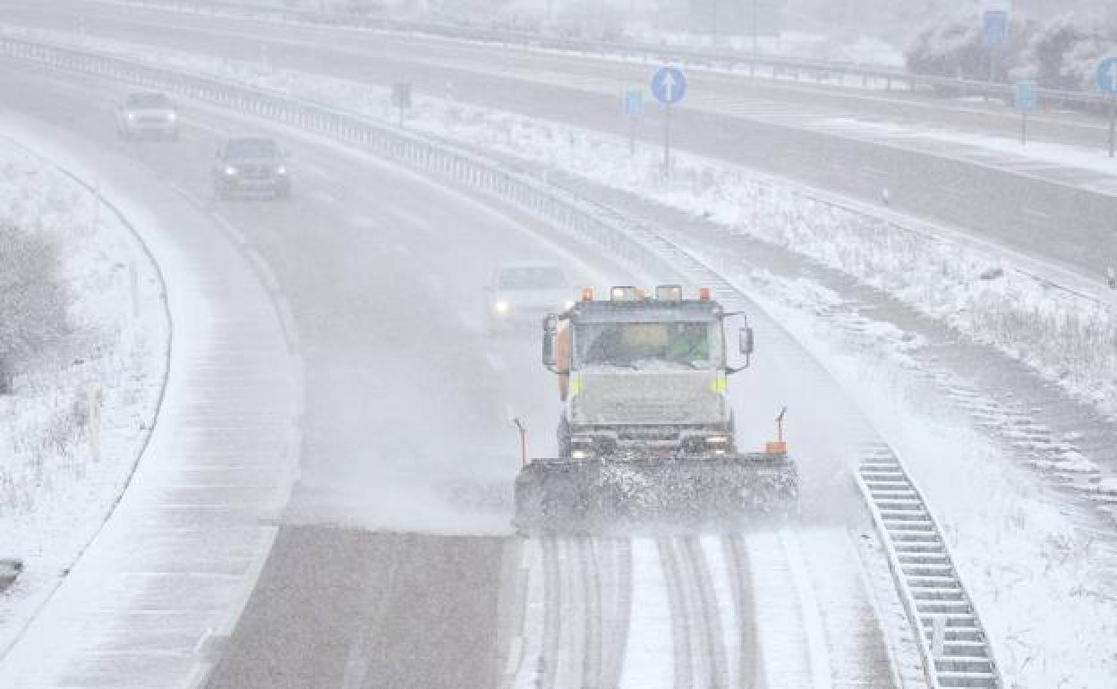 Nieve en las carreteras de Salamanca: tramos con cadenas, cortados e intransitables