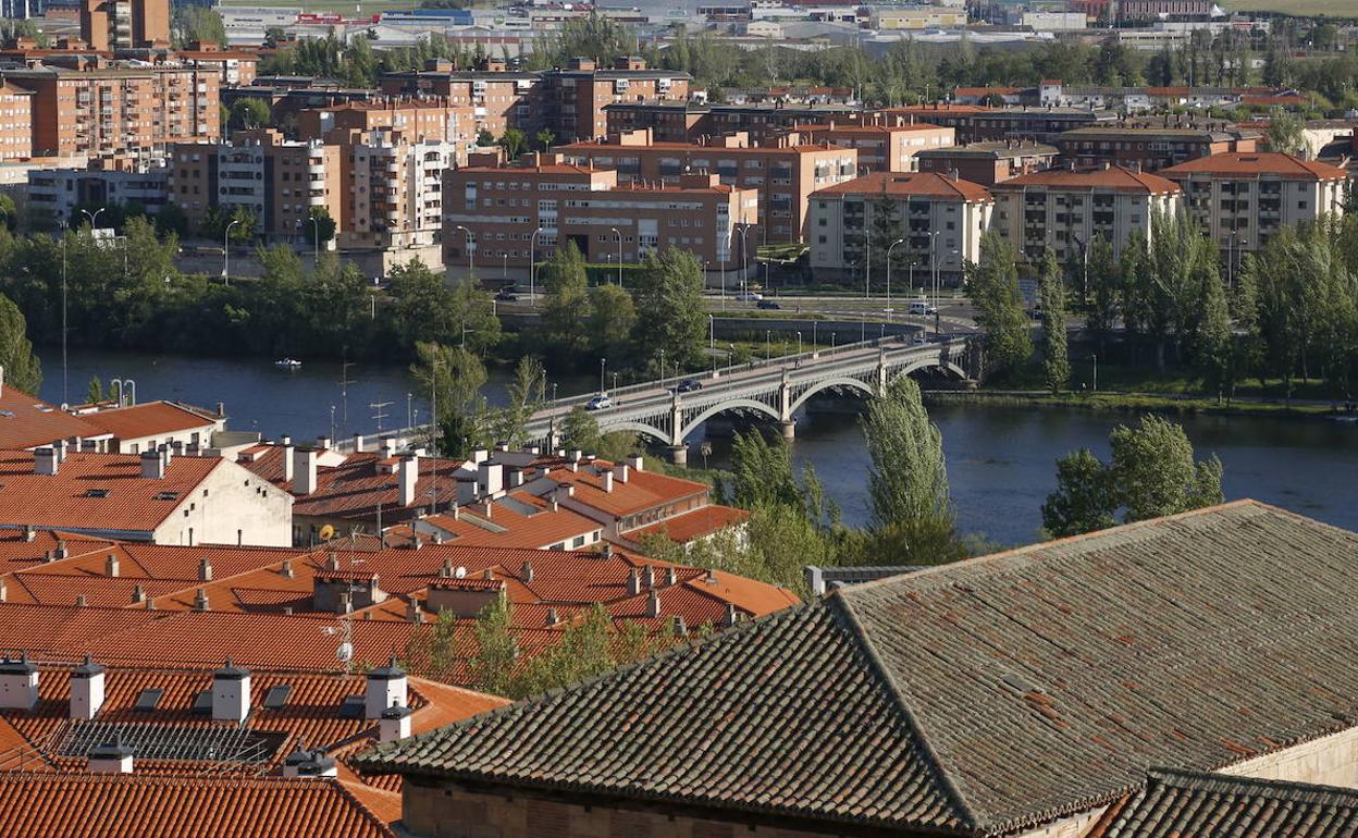 Vista del Puente de Enrique Estevan de Salamanca desde el barrio de San José. 
