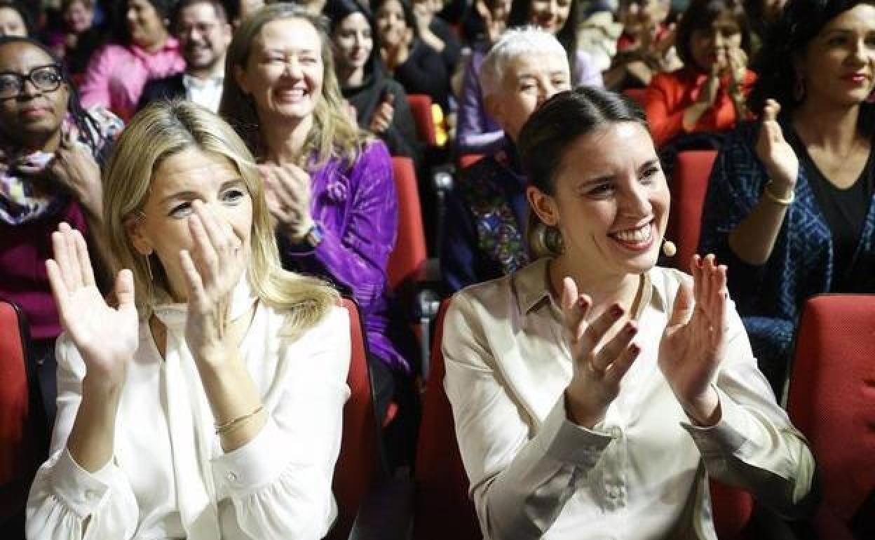 La vicepresidenta Yolanda Díaz y la ministra Irene Montero aplauden durante el encuentro feminista.