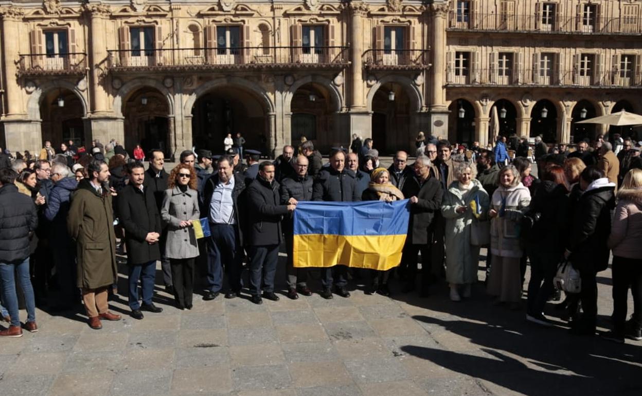 El homenaje a las víctimas de la guerra de Ucrania en la Plaza Mayor de Salamanca. 