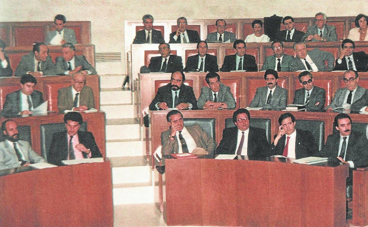 José María Aznar (abajo a la derecha), primer presidente de la Junta por AP, en 1987 en las Cortes.