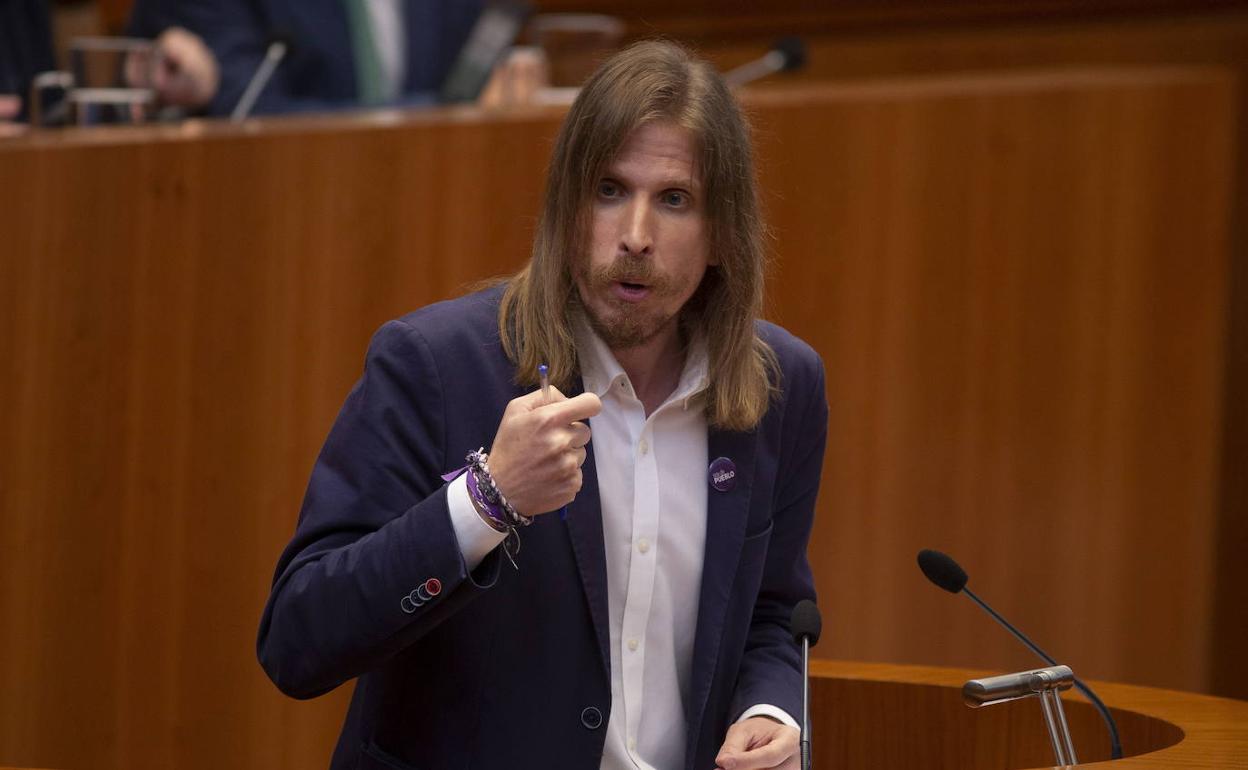 Pablo Fernández, en la tribuna de oradores de las Cortes de Castilla y León.