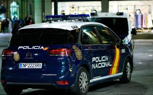 Dos individuos detenidos tras intentar sustraer una máquina expendedora en pleno centro de Salamanca