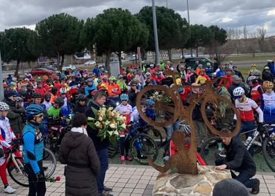 Imagen secundaria 1 - Cientos de ciclistas recuerdan a Estela Domínguez y piden «más respeto» para los ciclistas