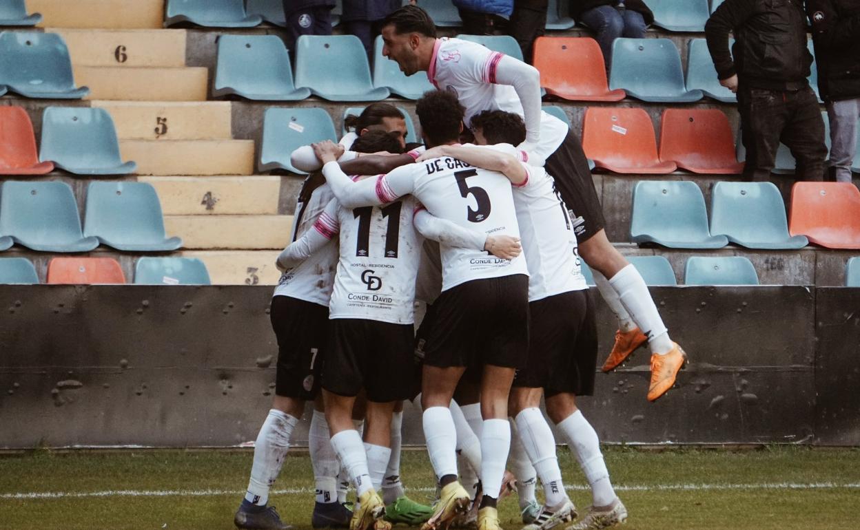 Los jugadores locales celebran el gol.