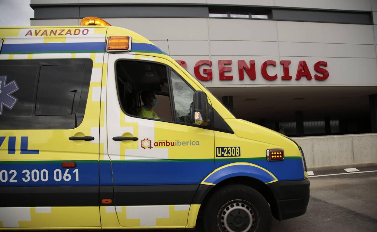 Ambulancia en las Urgencias del Hospital Universitario de Salamanca