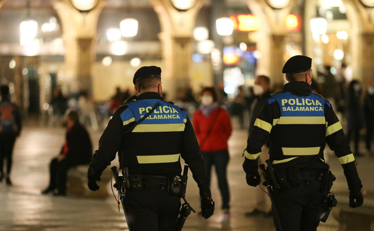  Patrulla policia local de noche en Salamanca 