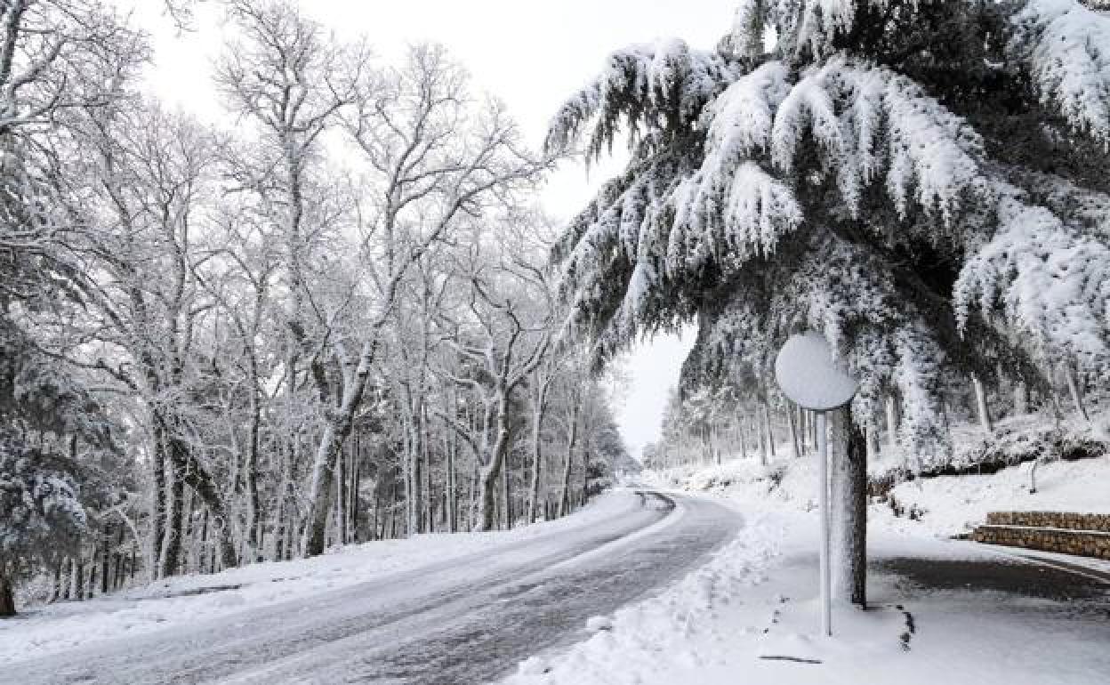 Imagen de archivo de la carretera SA-203 entre El Cabaco y Peña de Francia con nieve. 