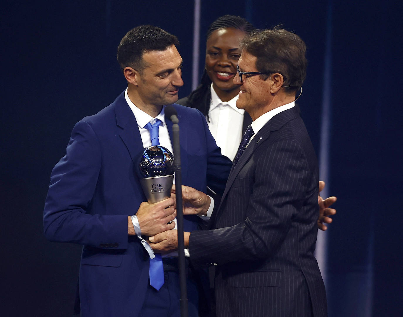 Lionel Scaloni, seleccionador argentino, recibe de manos de Fabio Capello el premio al mejor entrenador.