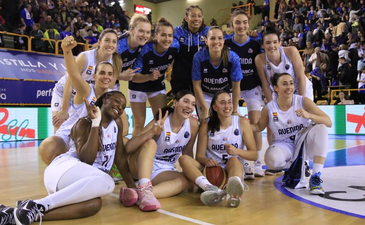Las jugadoras de Avenida celebran la victoria y la clasificación para cuartos de final de la Euroliga. 