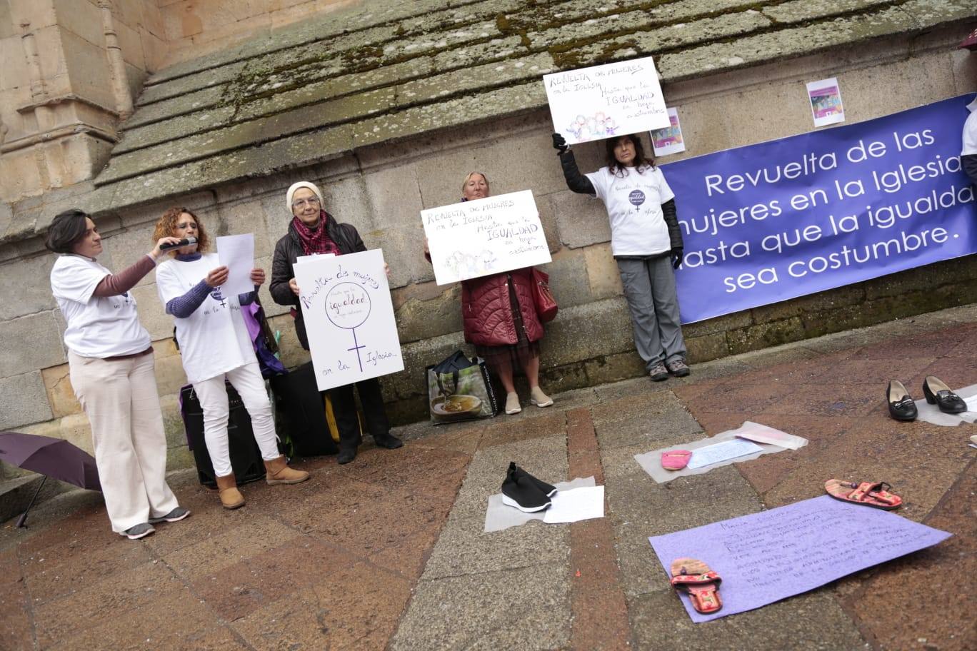 El grupo 'Revuelta de las Mujeres en la Iglesia' se congrega junto a la Catedral Nueva. 