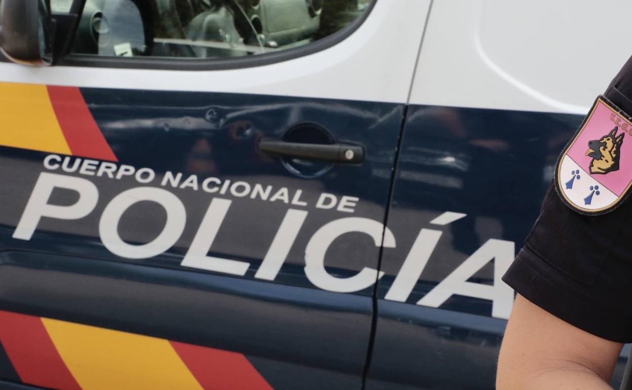 Se lleva dos botellas de vino sin pagar y empuja a la dependienta contra la puerta en Salamanca