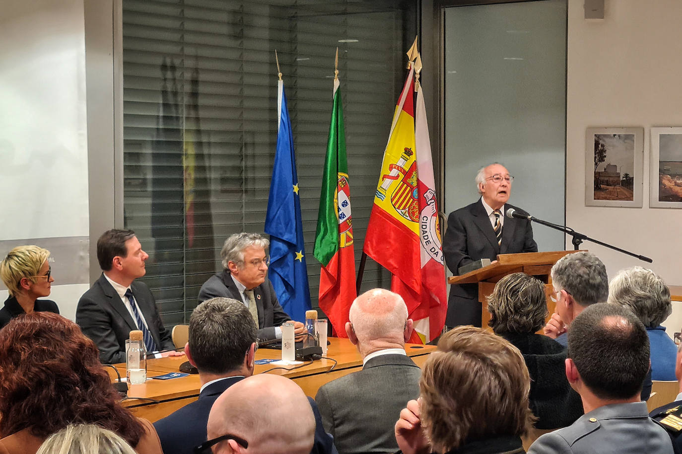Imagen principal - Valentín Cabero, catedrático jubilado de la USAL, recibe el premio Eduardo Lourenço 2022
