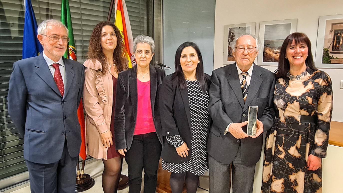 Imagen secundaria 1 - Valentín Cabero, catedrático jubilado de la USAL, recibe el premio Eduardo Lourenço 2022