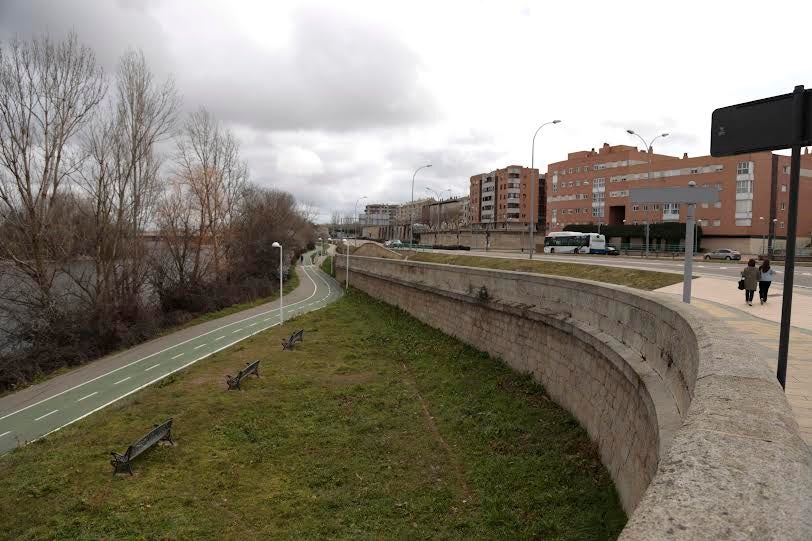 Carril bici paralelo a la vía Helmántica