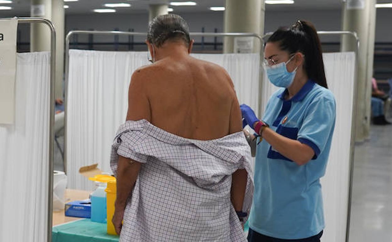 Imagen de archivo de un hombre vacunandose contra la covid-19.