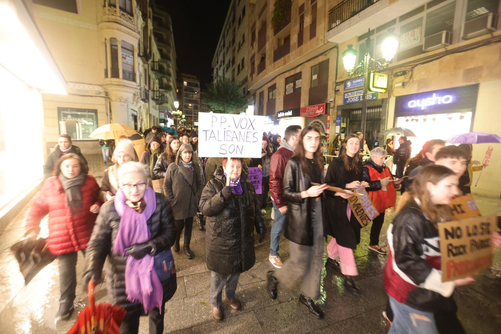 Fotos: Manifestación del 8M pasada por agua en Salamanca