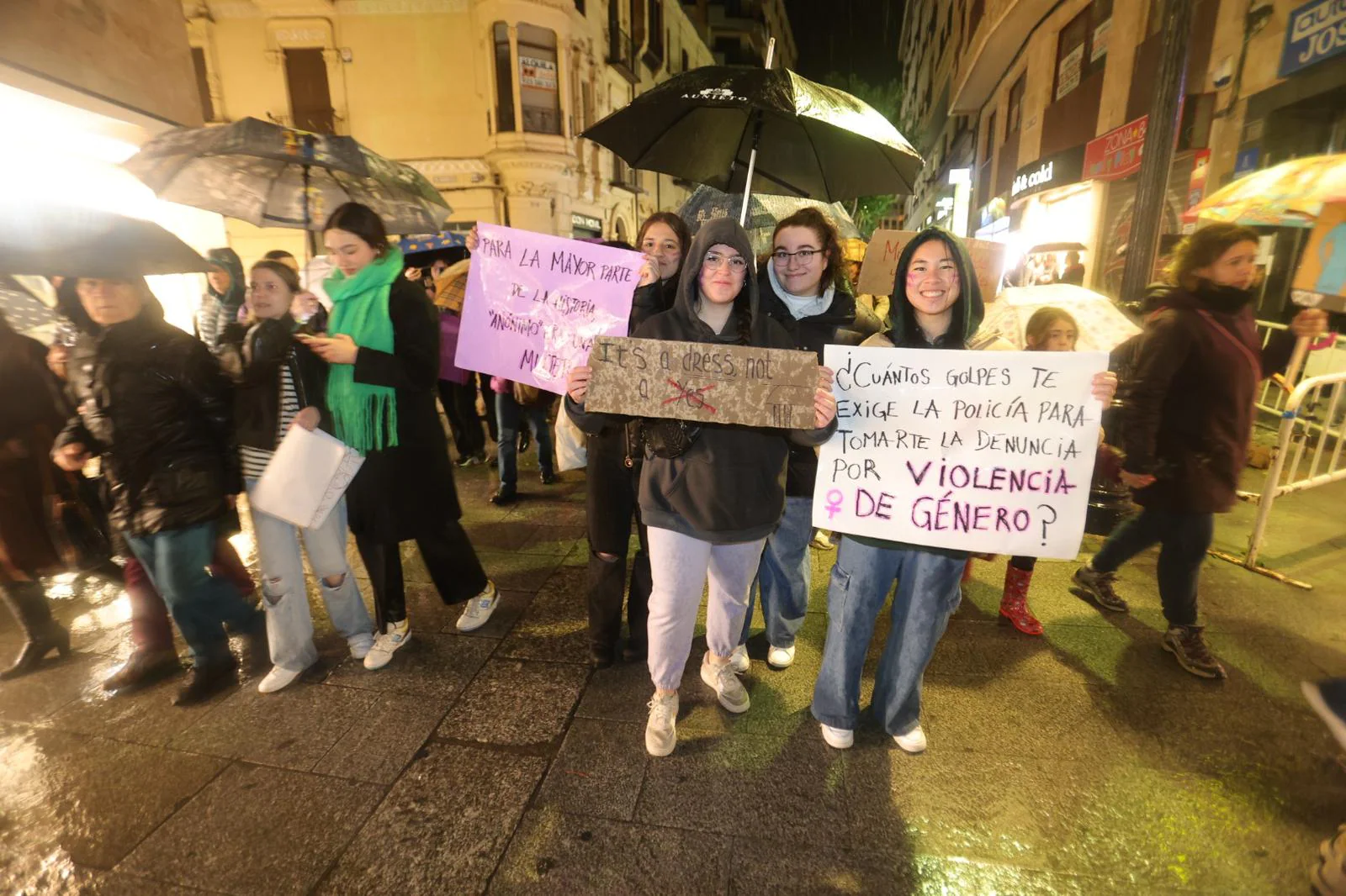 Fotos: Manifestación del 8M pasada por agua en Salamanca