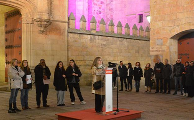 La Universidad de Salamanca ilumina la Fachada Rica de las Escuelas Mayores por el 8M