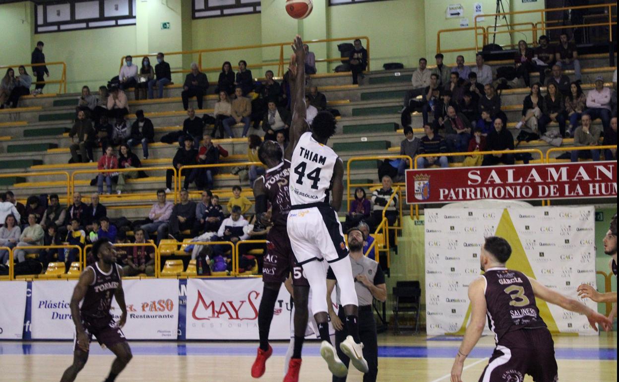 Variso jugadores del CB Tormes durante un partido.