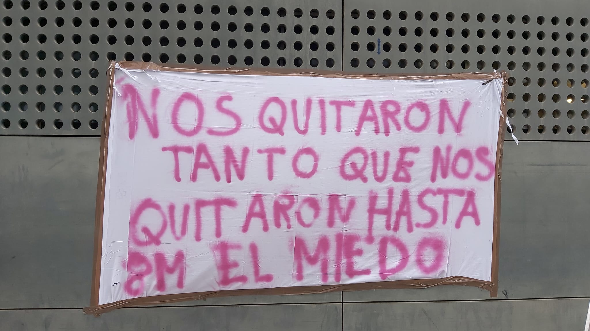 Imagen principal - El Hospital de Salamanca retira las pancartas que conmemoran el 8M