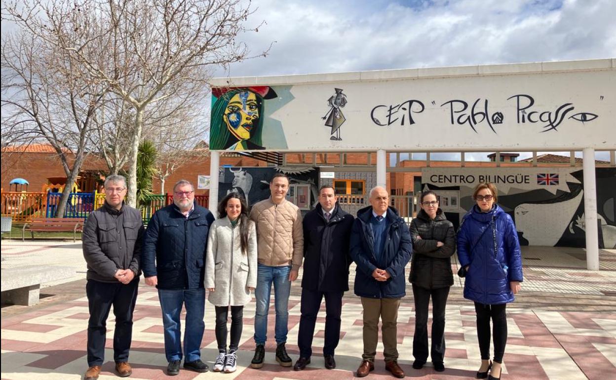 El delegado territorial de la Junta en Salamanca, Eloy Ruiz, y el director provincial de Educación, Ángel Morín, con autoridades de Carbajosa. 