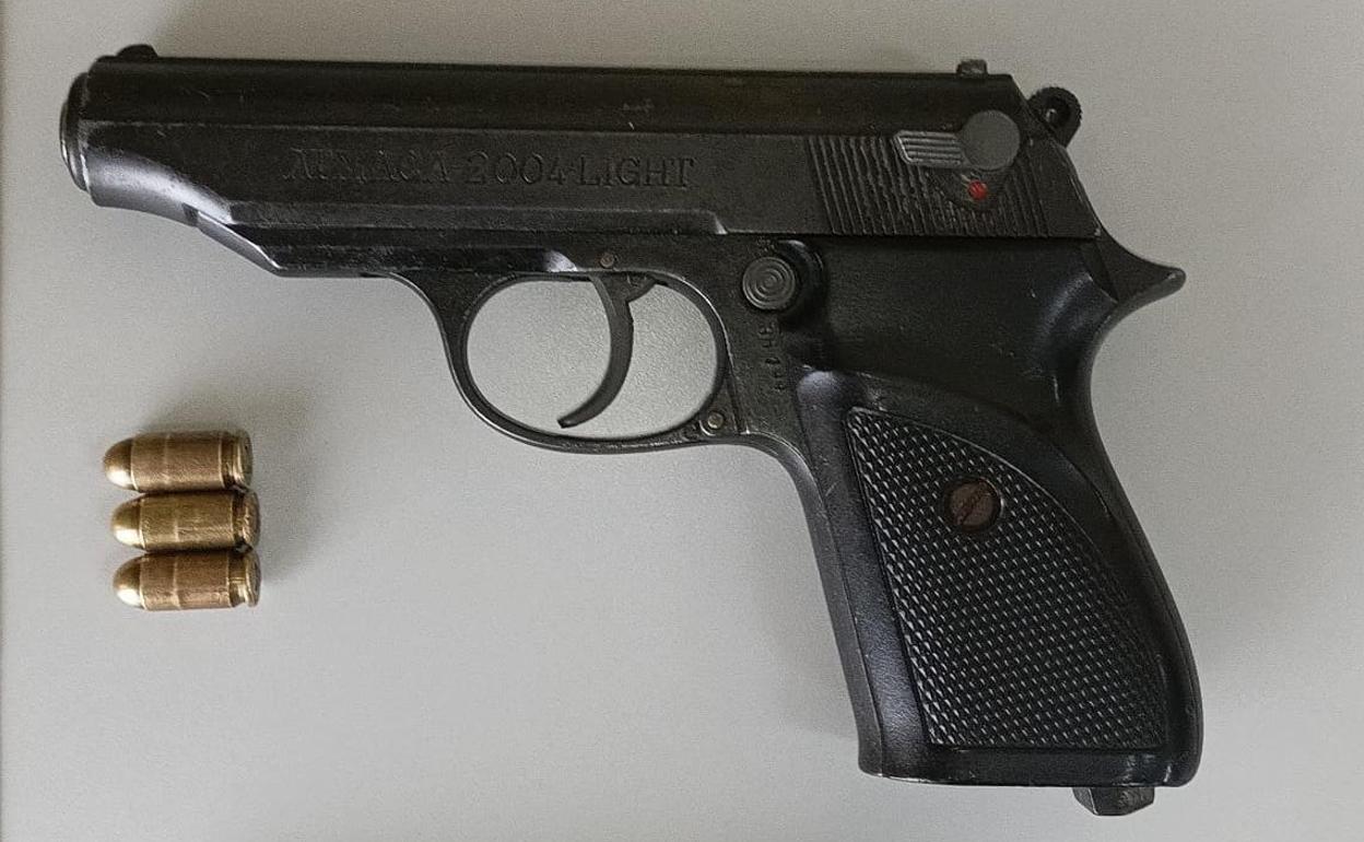 Arma requisada al detenido en Carbajosa de la Sagrada.