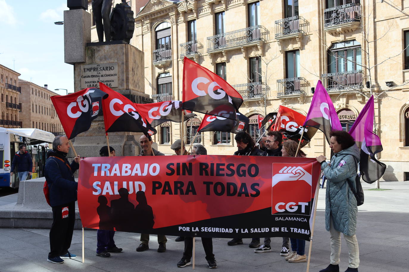 Imagen principal - Salamanca se manifiesta para evitar más muertes laborales tras la primera en 2023