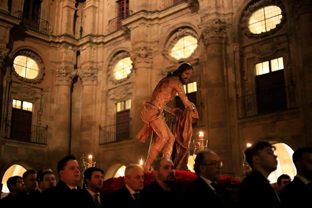 Fotos: Vía Crucis celebrado en la Universidad Pontificia de Salamanca