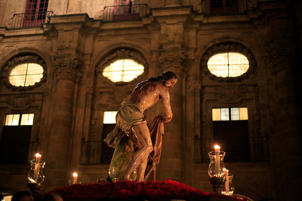 Fotos: Vía Crucis celebrado en la Universidad Pontificia de Salamanca