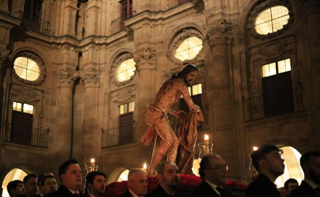  El paso de Nuestro Padre Jesús Flagelado en el claustro de la Universidad Pontificia de Salamanca. 