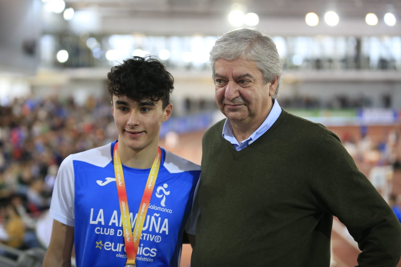Rodrigo Fito, con el concejal de Deportes y su entrenador, Ramiro Morán. 